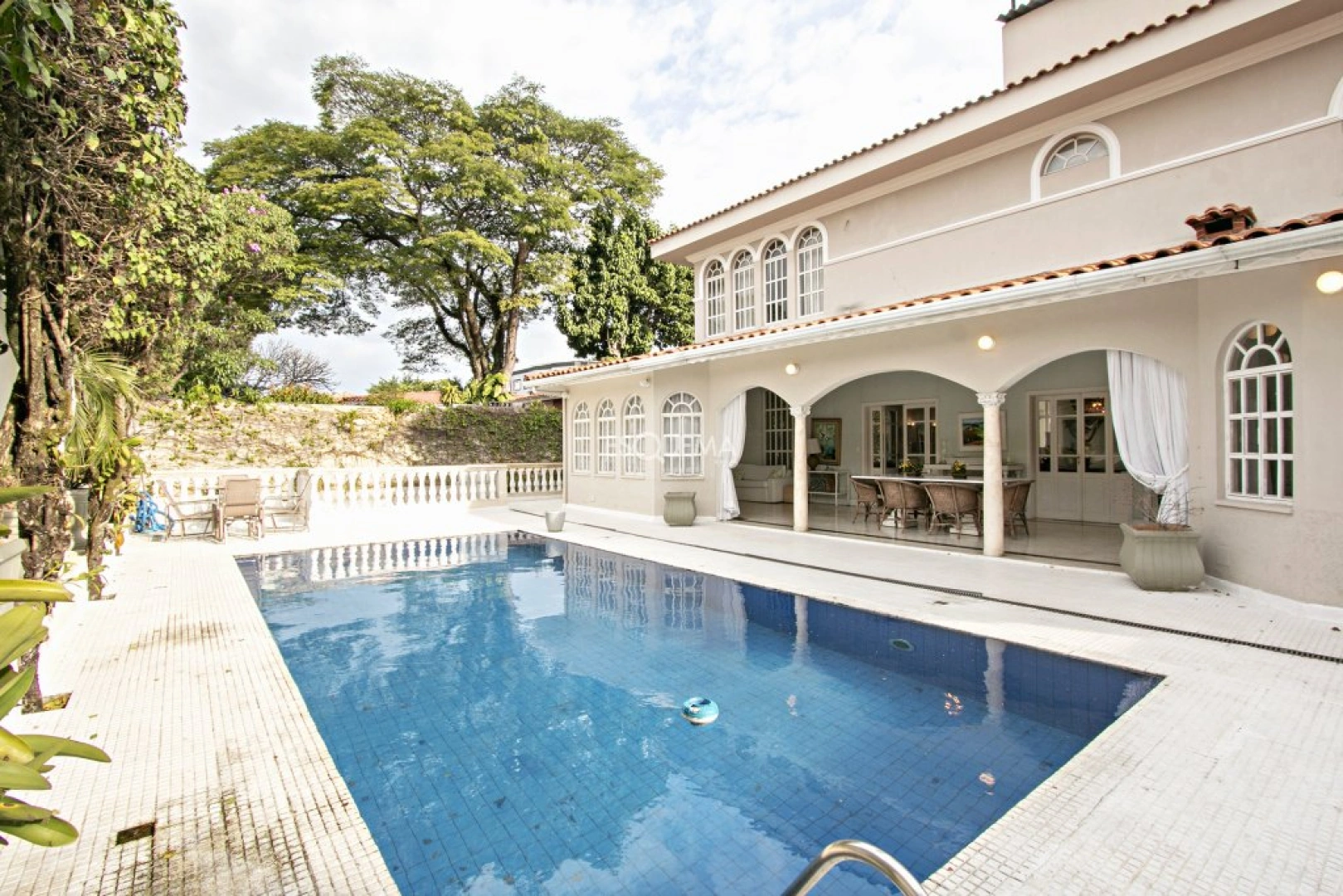 Casa em rua fechada na Cidade Jardim - Imagem 2