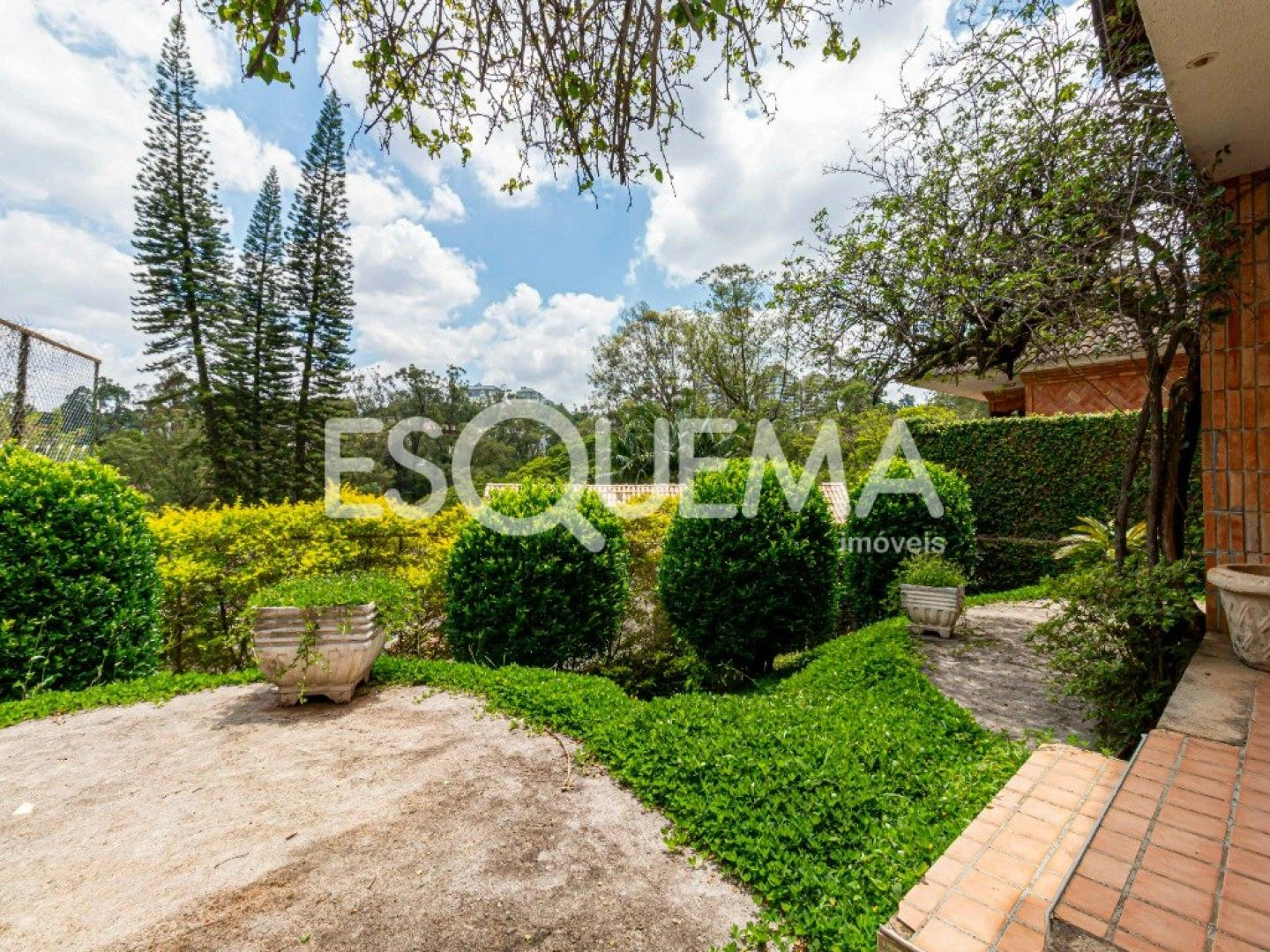 Ampla casa rodeada de verde - Imagem 10