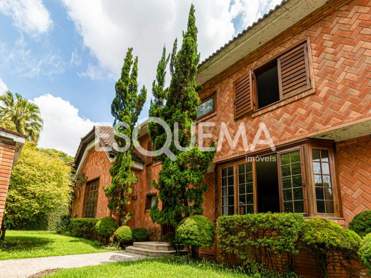 Ampla casa rodeada de verde - Imagem 1