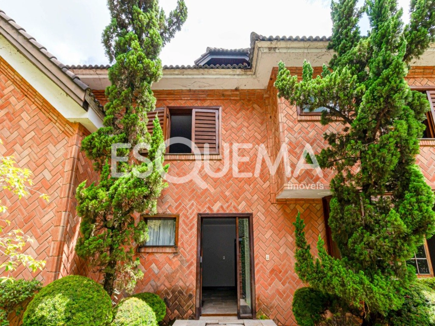 Ampla casa rodeada de verde - Imagem 2