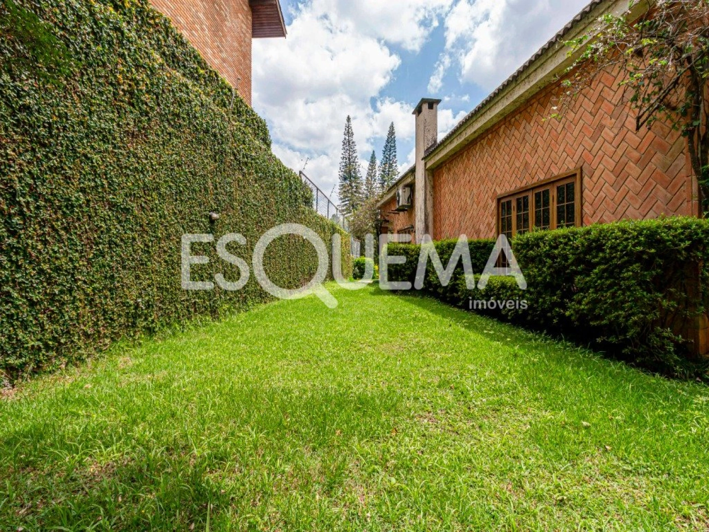 Ampla casa rodeada de verde - Imagem 4
