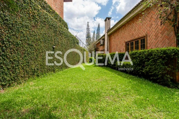 Ampla casa rodeada de verde