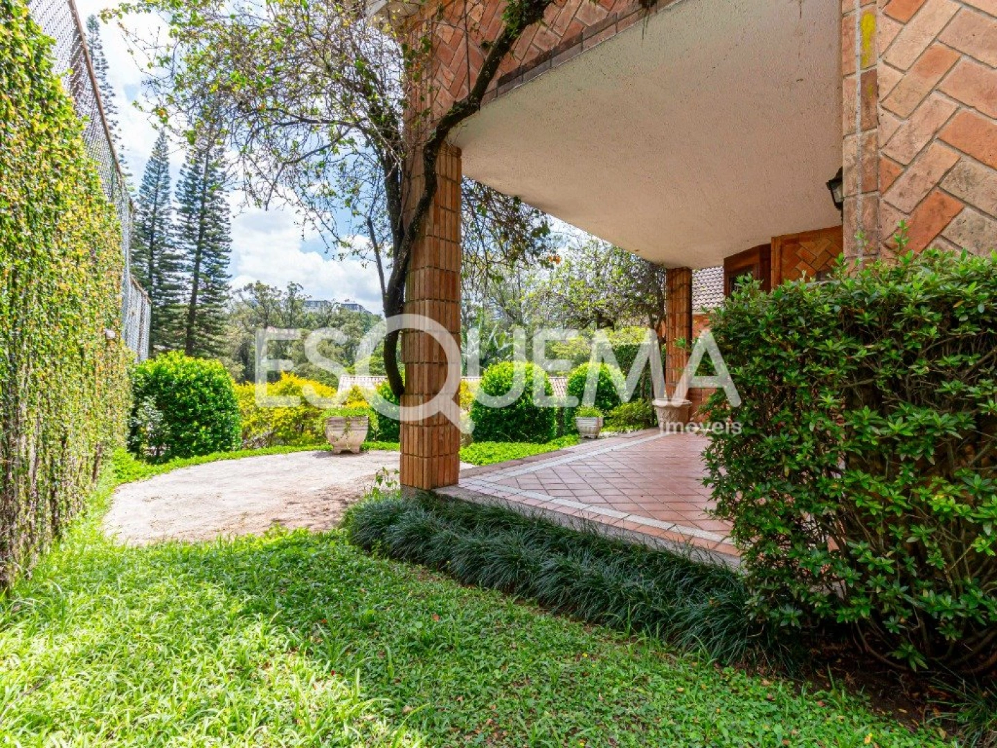 Ampla casa rodeada de verde - Imagem 5