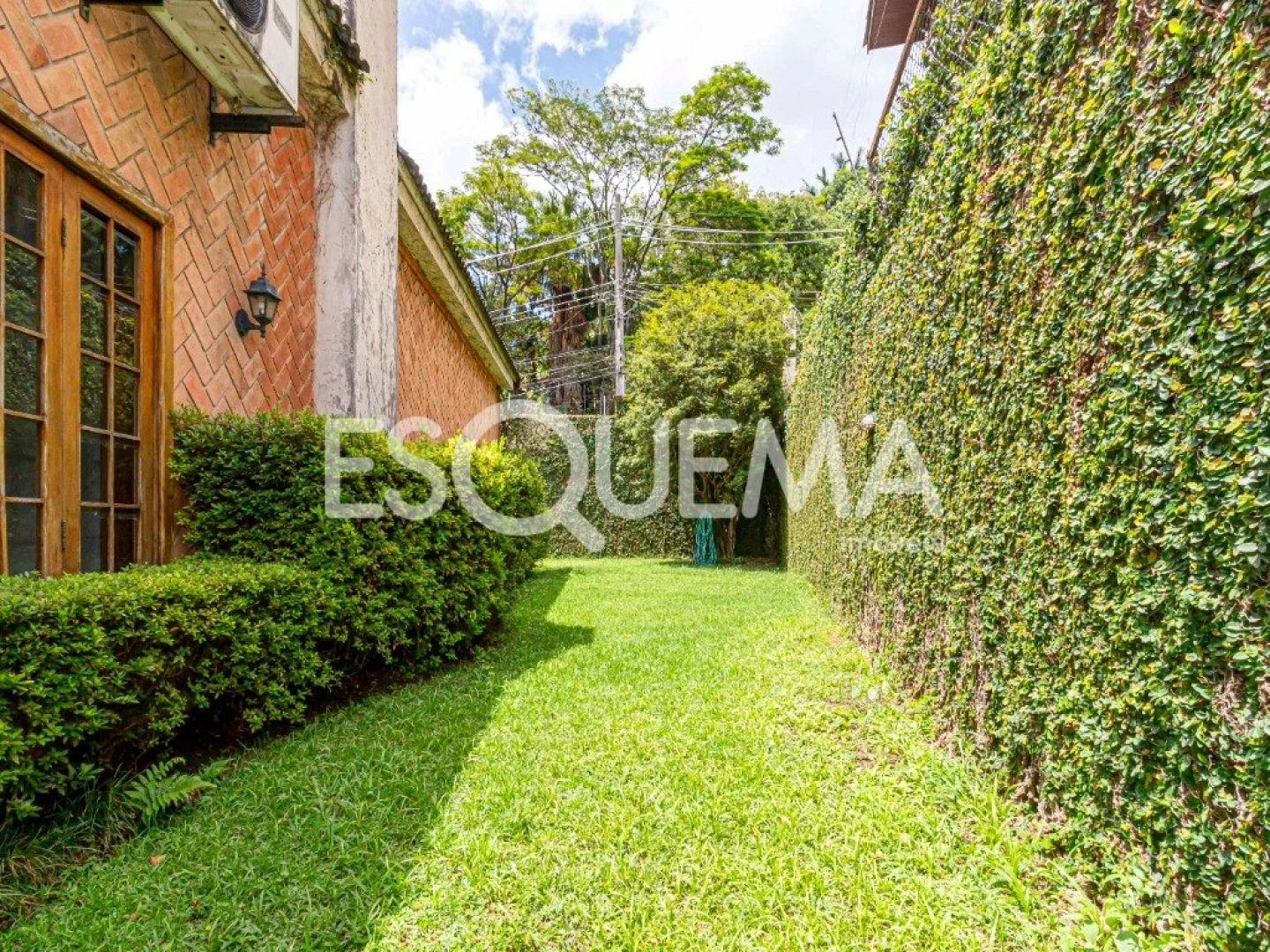 Ampla casa rodeada de verde - Imagem 6