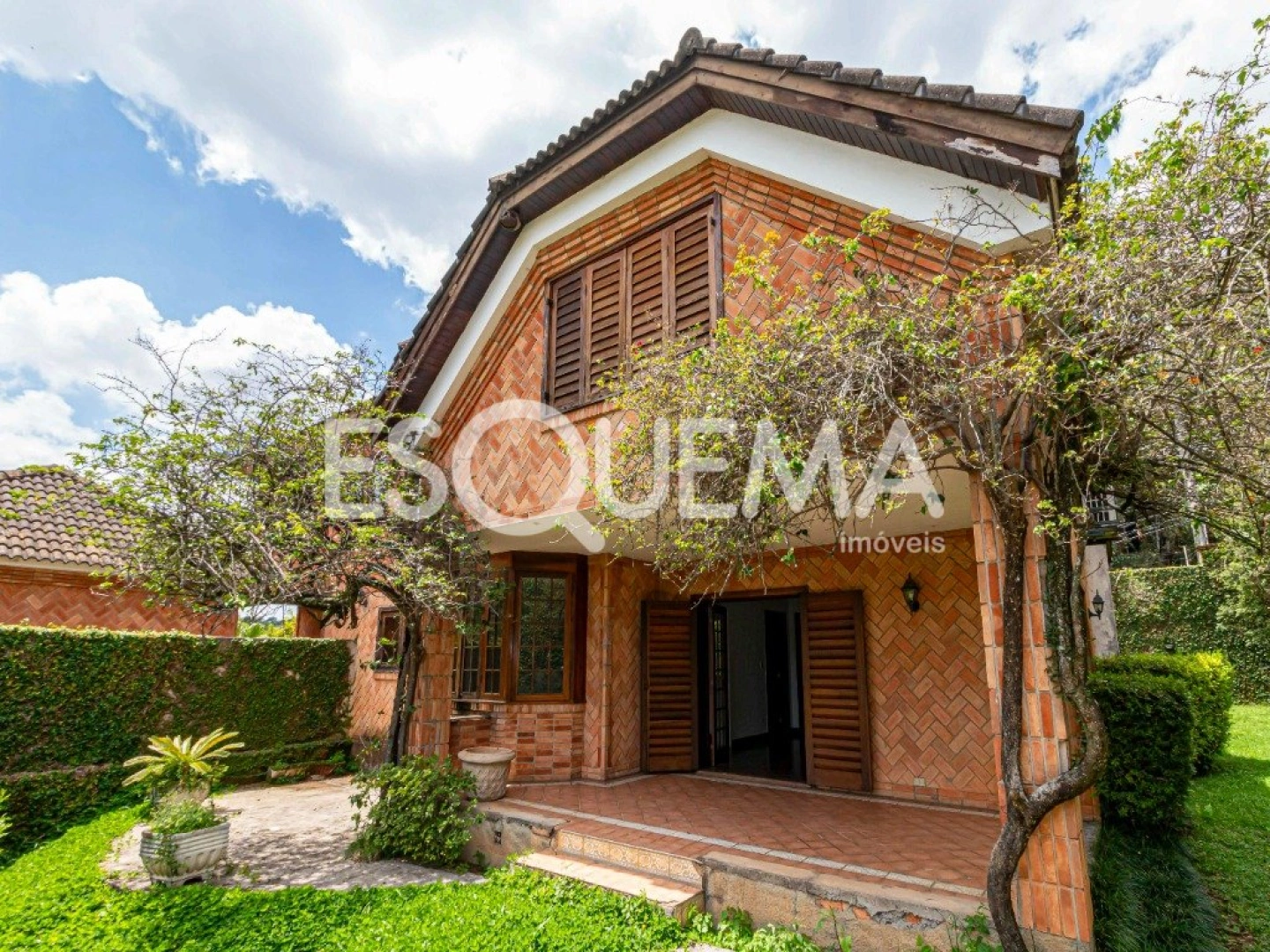Ampla casa rodeada de verde - Imagem 8