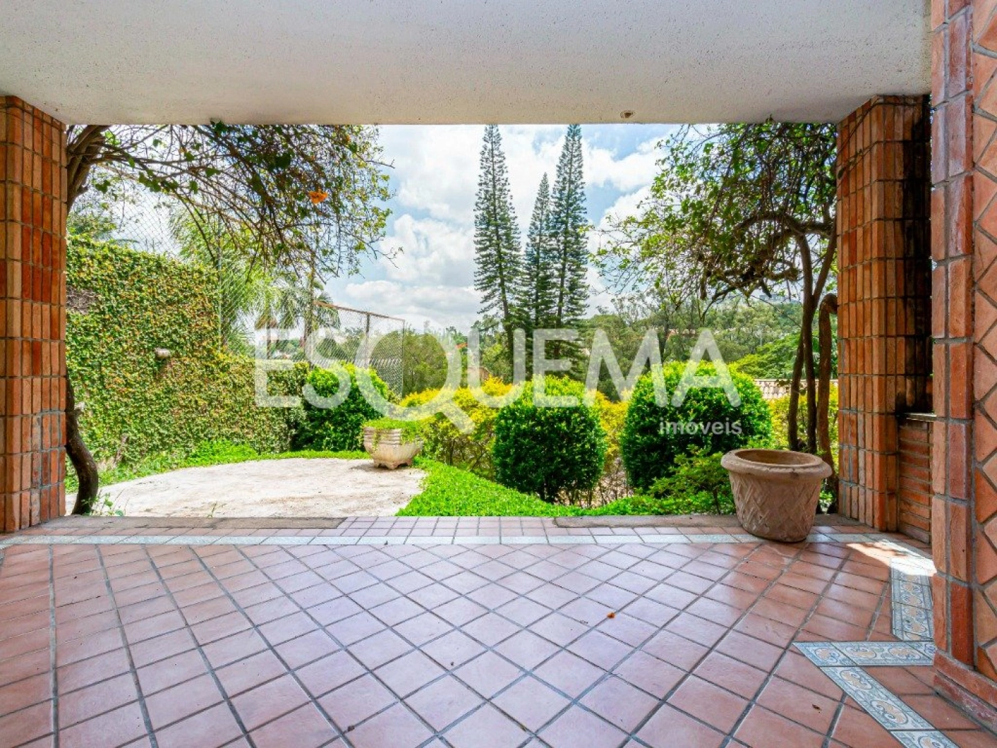 Ampla casa rodeada de verde - Imagem 9