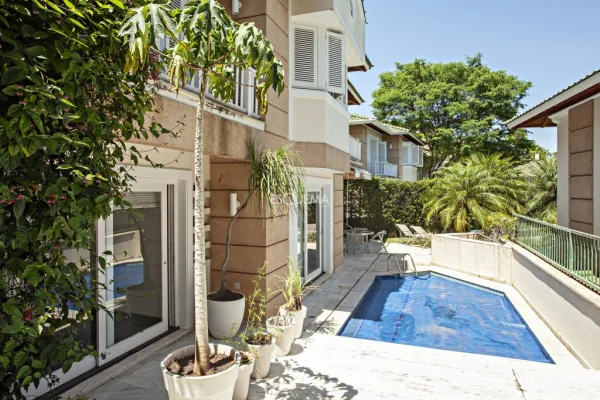 Casa com piscina em condomínio fechado Cidade Jardim