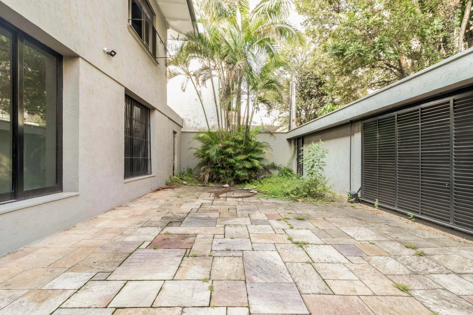 Casa com potencial para reforma, localizada em rua tranquila - Imagem 10
