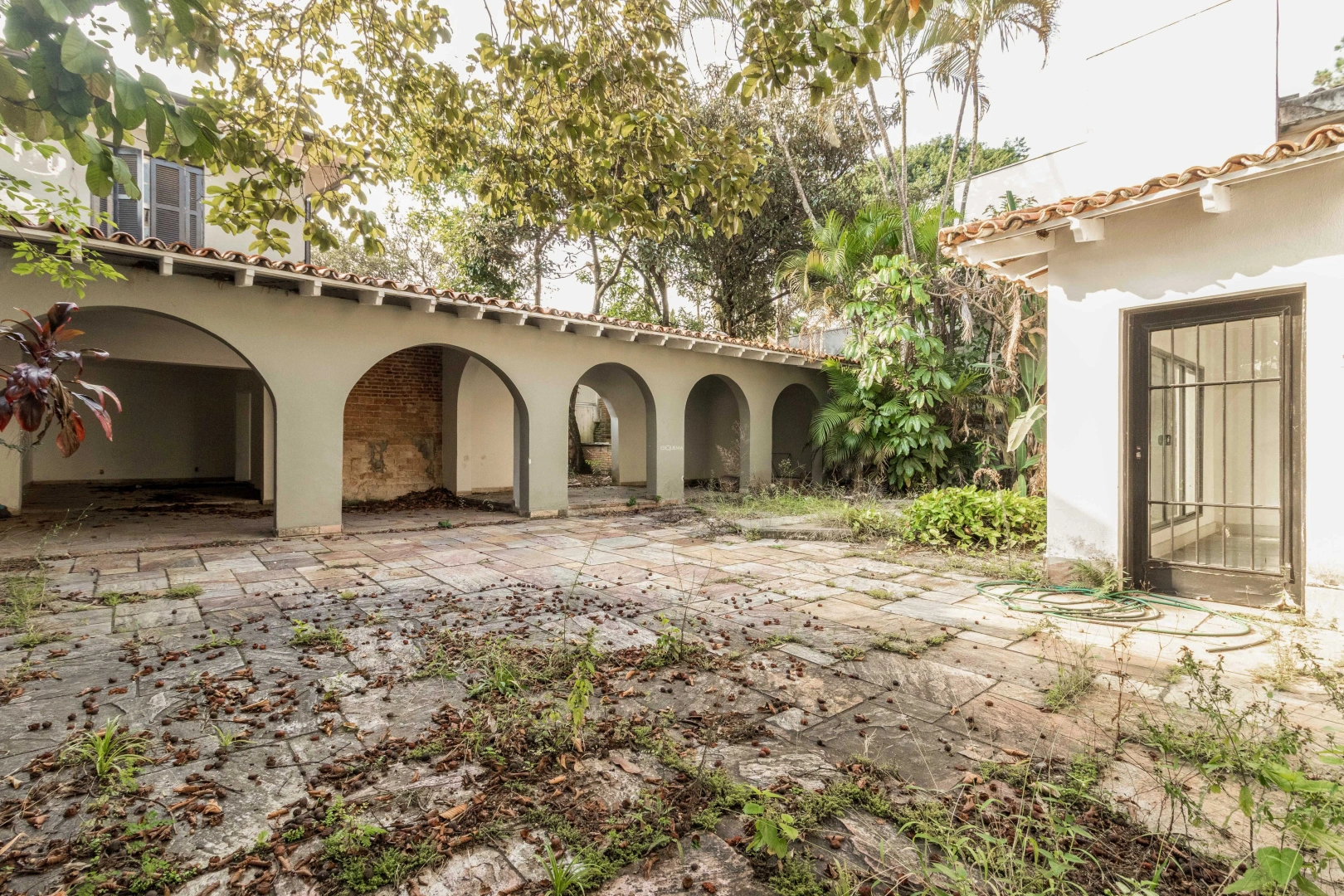 Casa com potencial para reforma, localizada em rua tranquila - Imagem 11