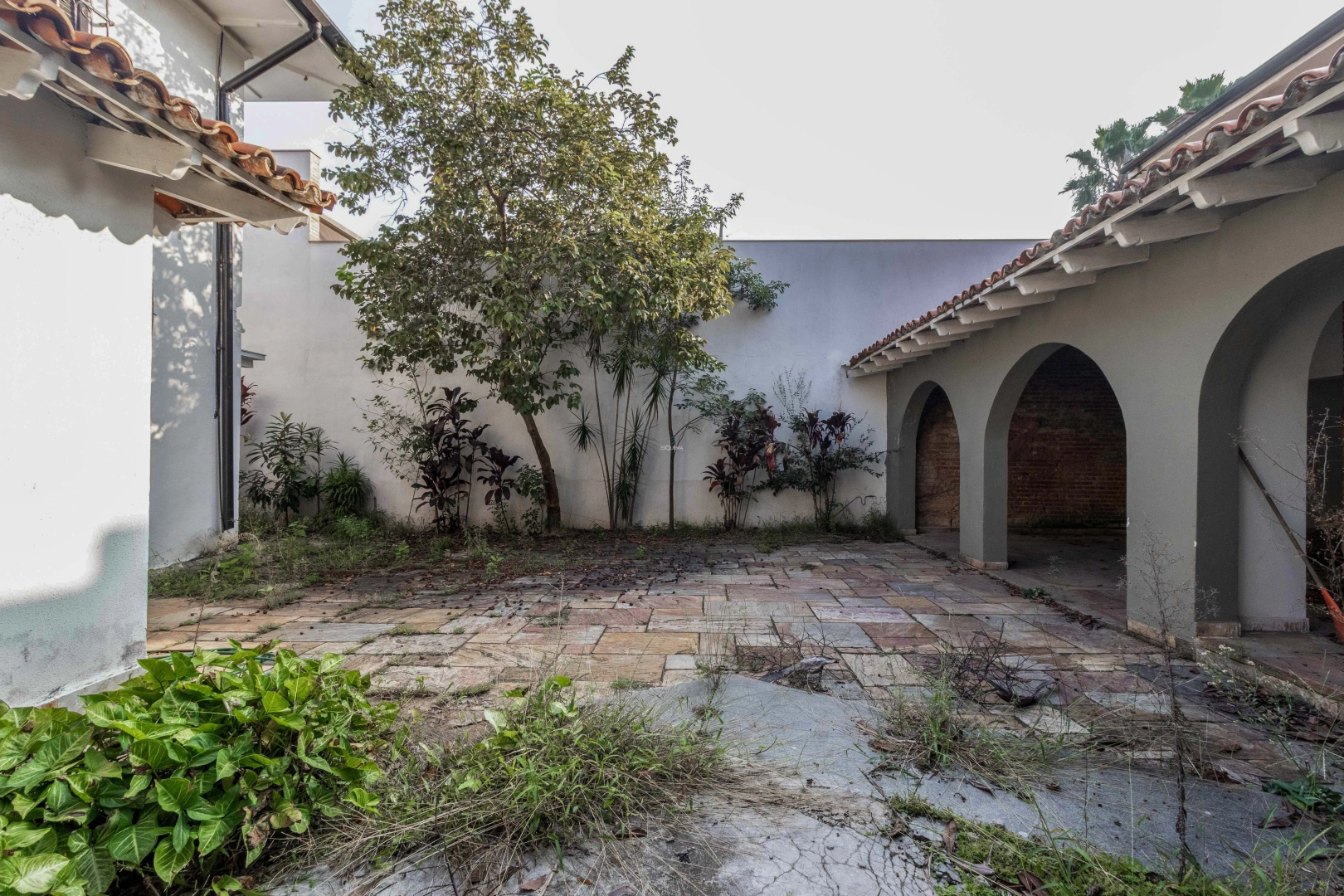 Casa com potencial para reforma, localizada em rua tranquila - Imagem 12