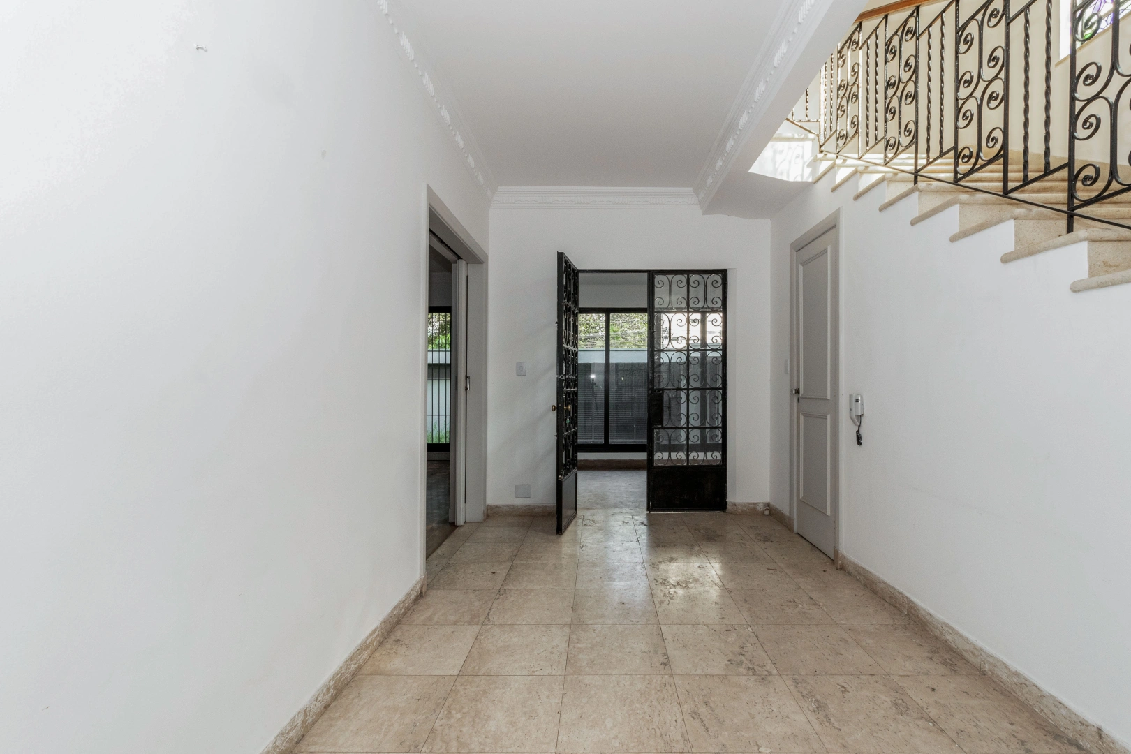 Casa com potencial para reforma, localizada em rua tranquila - Imagem 13