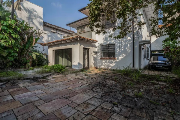 Casa com potencial para reforma, localizada em rua tranquila