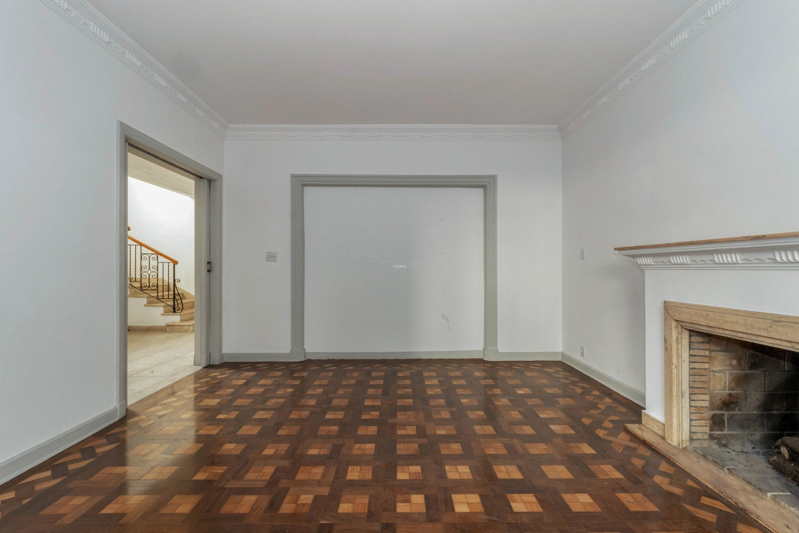 Casa com potencial para reforma, localizada em rua tranquila - Imagem 2