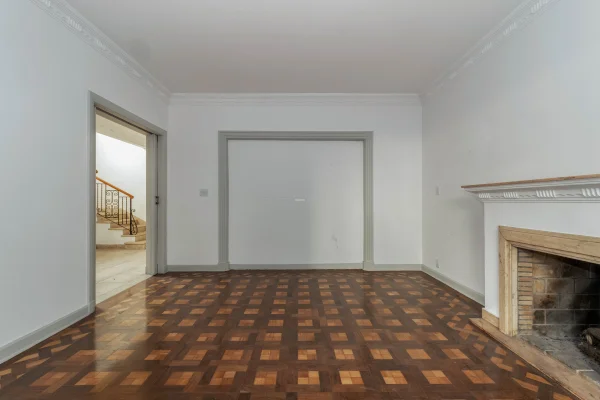 Casa com potencial para reforma, localizada em rua tranquila