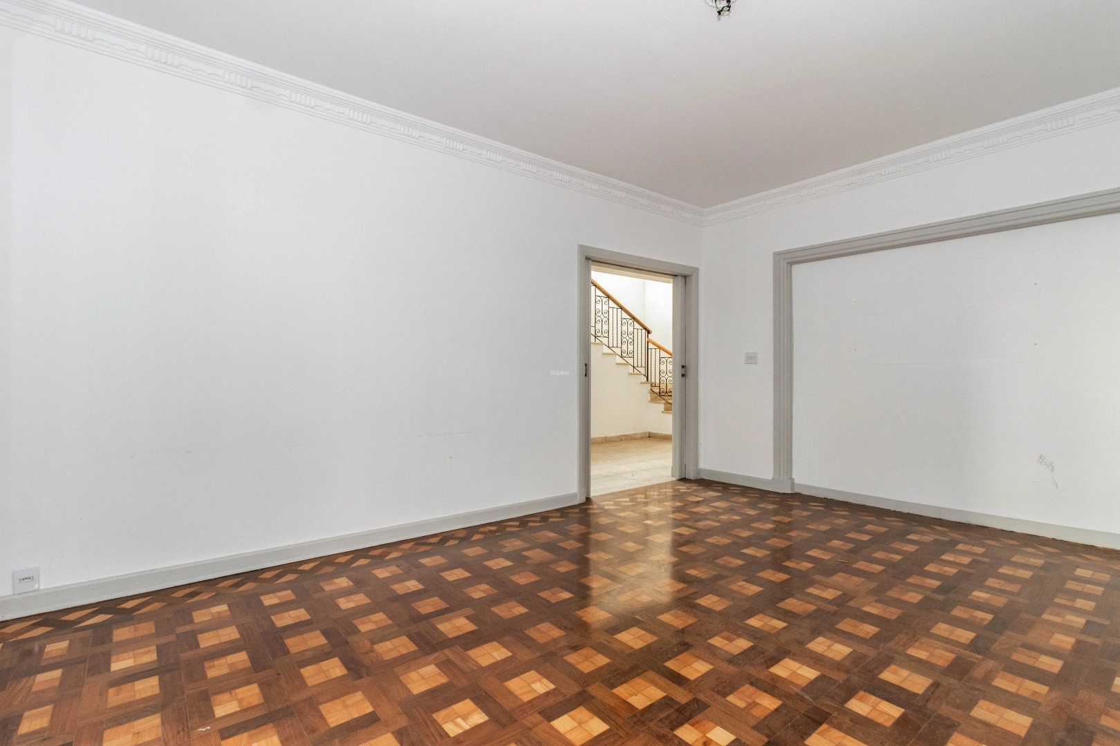 Casa com potencial para reforma, localizada em rua tranquila - Imagem 3