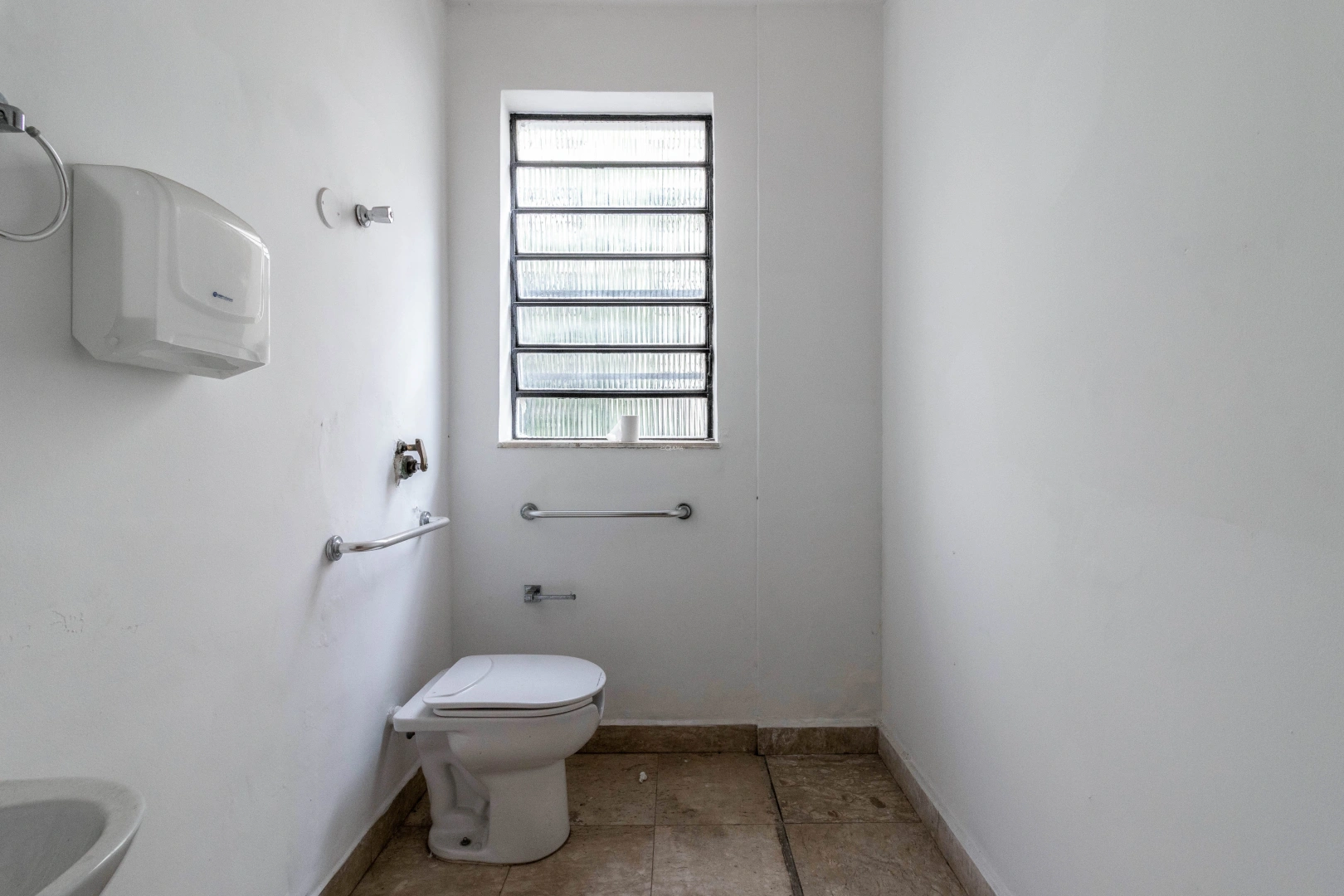 Casa com potencial para reforma, localizada em rua tranquila - Imagem 4