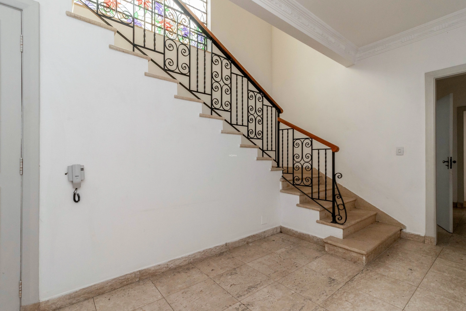 Casa com potencial para reforma, localizada em rua tranquila - Imagem 5