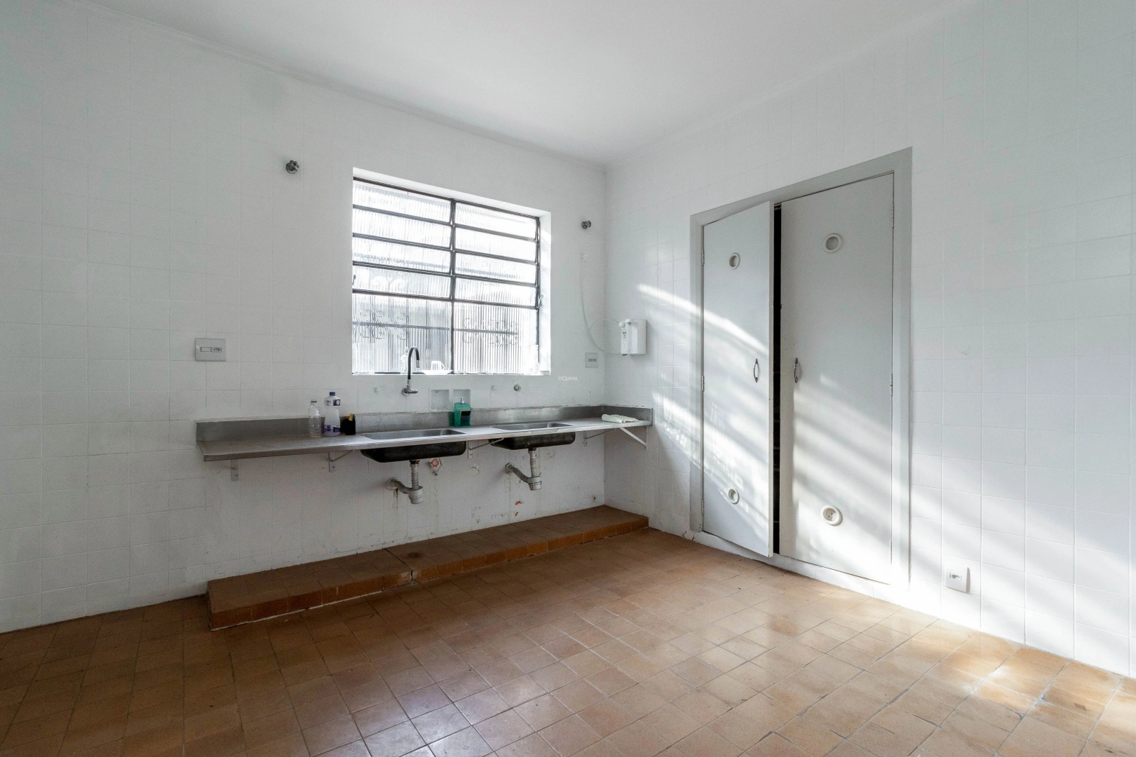 Casa com potencial para reforma, localizada em rua tranquila - Imagem 6