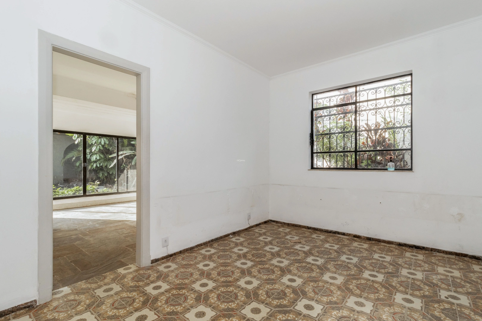 Casa com potencial para reforma, localizada em rua tranquila - Imagem 7