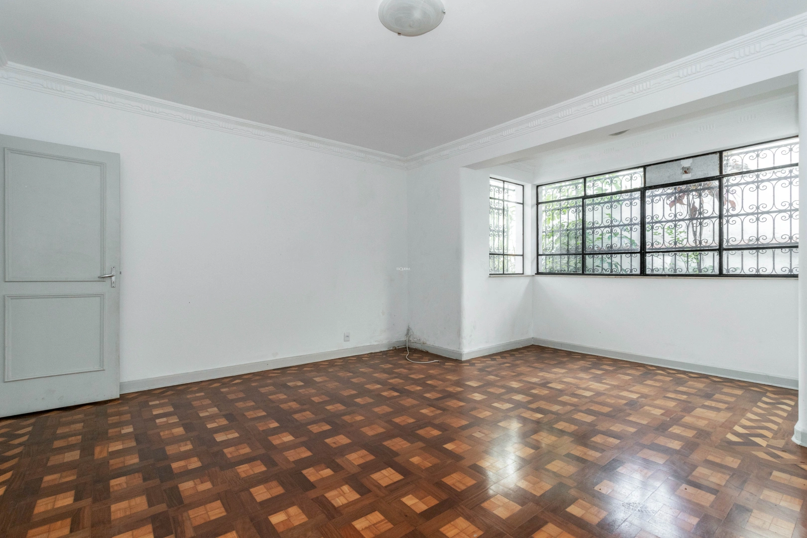 Casa com potencial para reforma, localizada em rua tranquila - Imagem 9