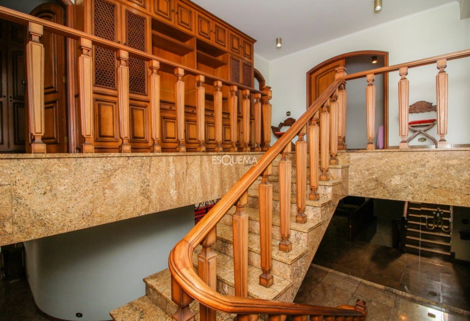 Casa em estilo clássico de alto padrão - Imagem 14