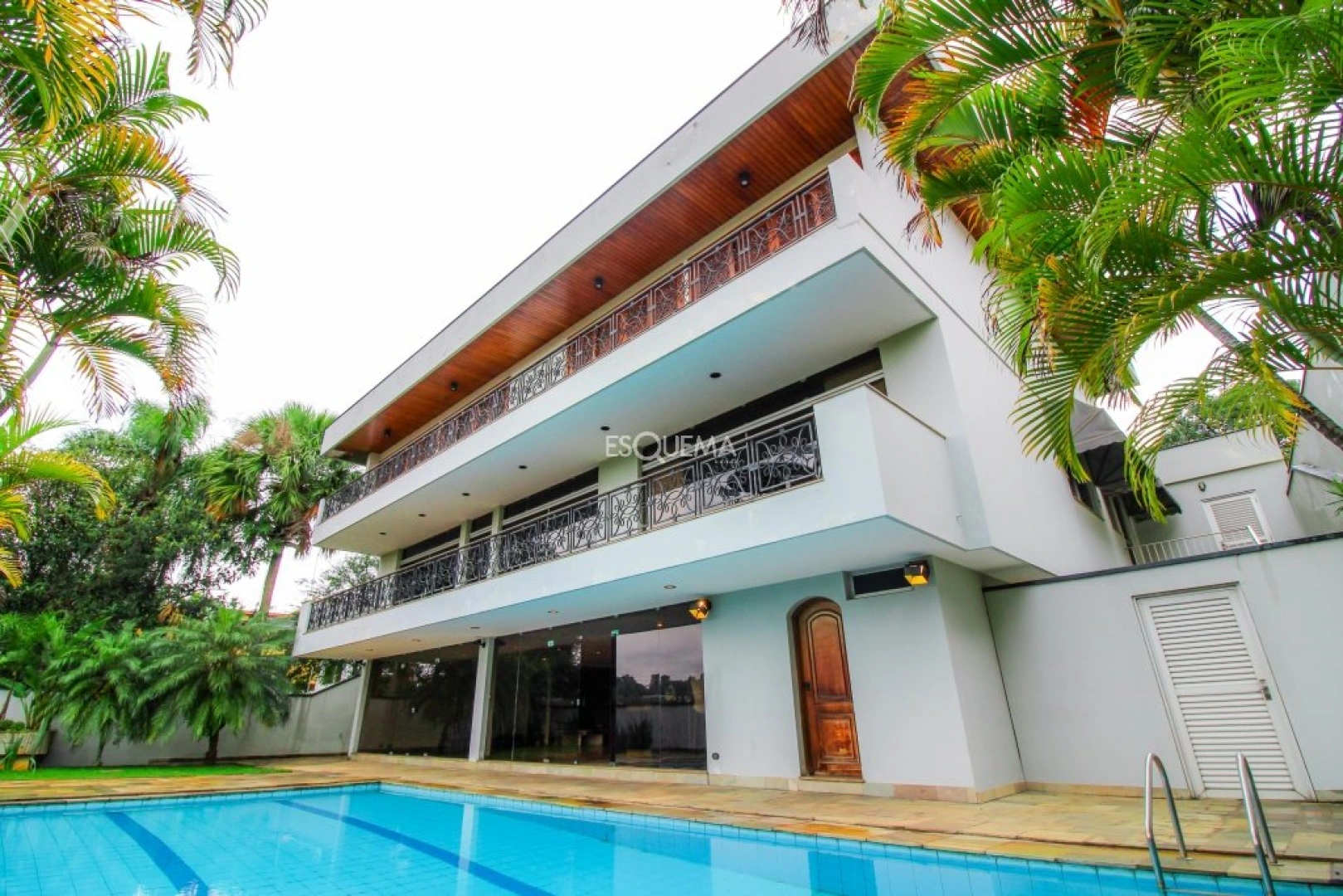 Casa em estilo clássico de alto padrão - Imagem 1