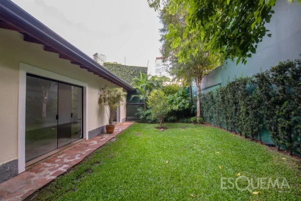 Casa para locação no Jardim Europa com amplo terreno