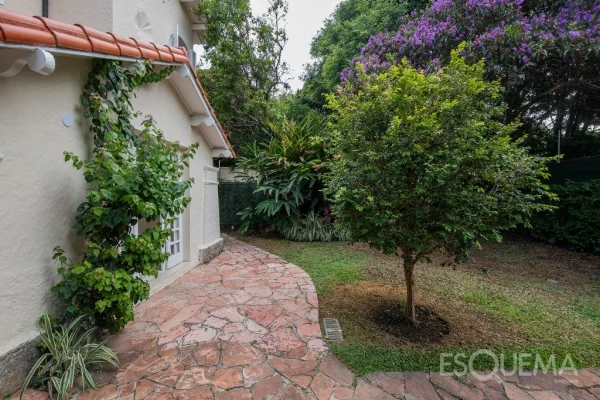 Casa para locação no Jardim Europa com amplo terreno