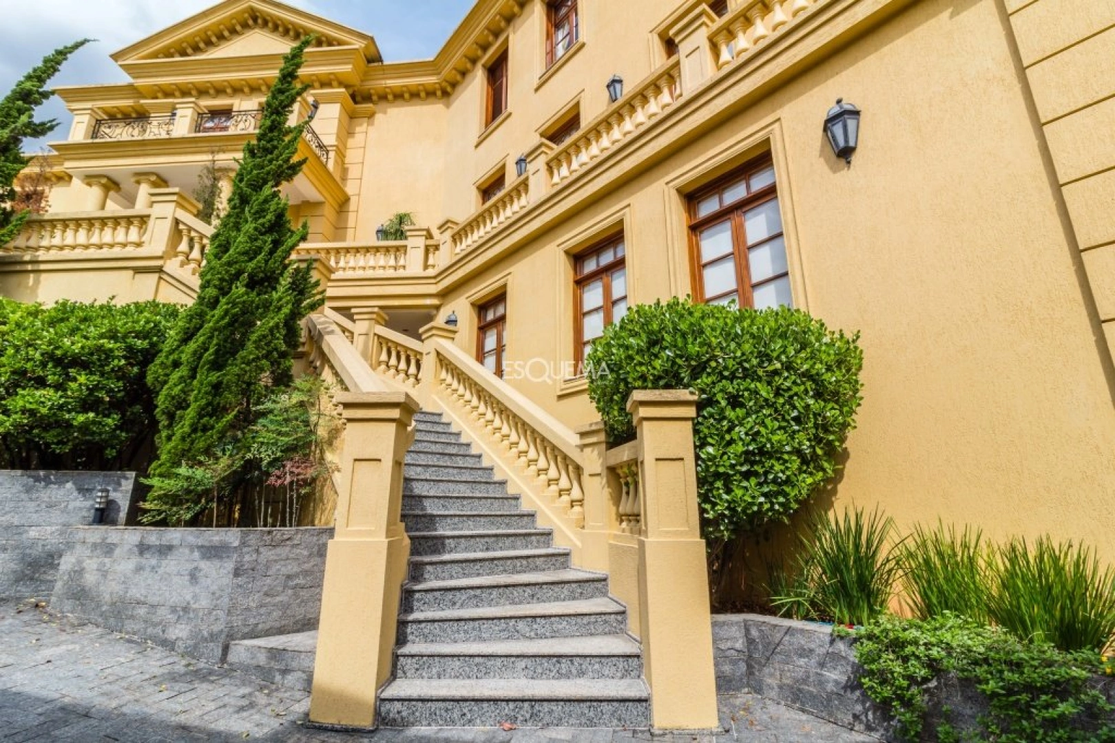 Casa em rua fechada com portão blindado. - Imagem 1
