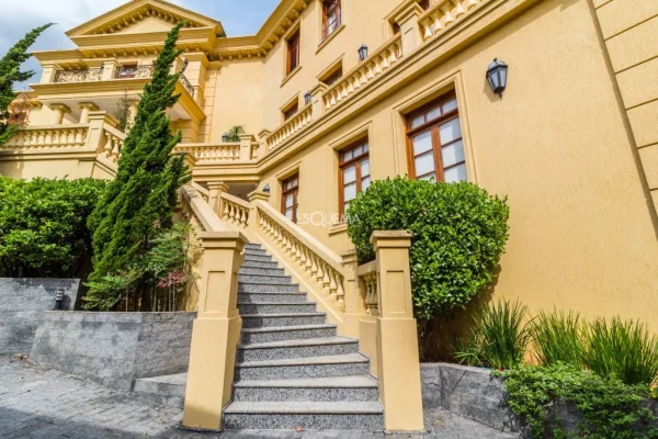 Casa em rua fechada com portão blindado.