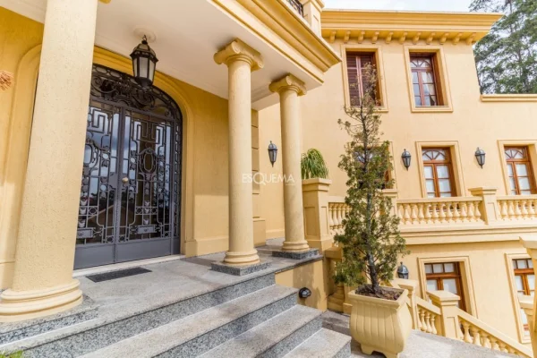 Casa em rua fechada com portão blindado.