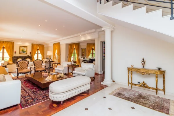 Casa em rua fechada com portão blindado.