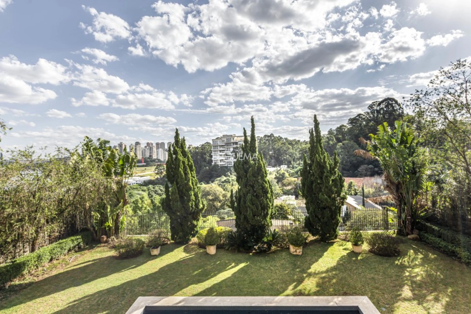 Casa com piscina em rua fechada - Imagem 11