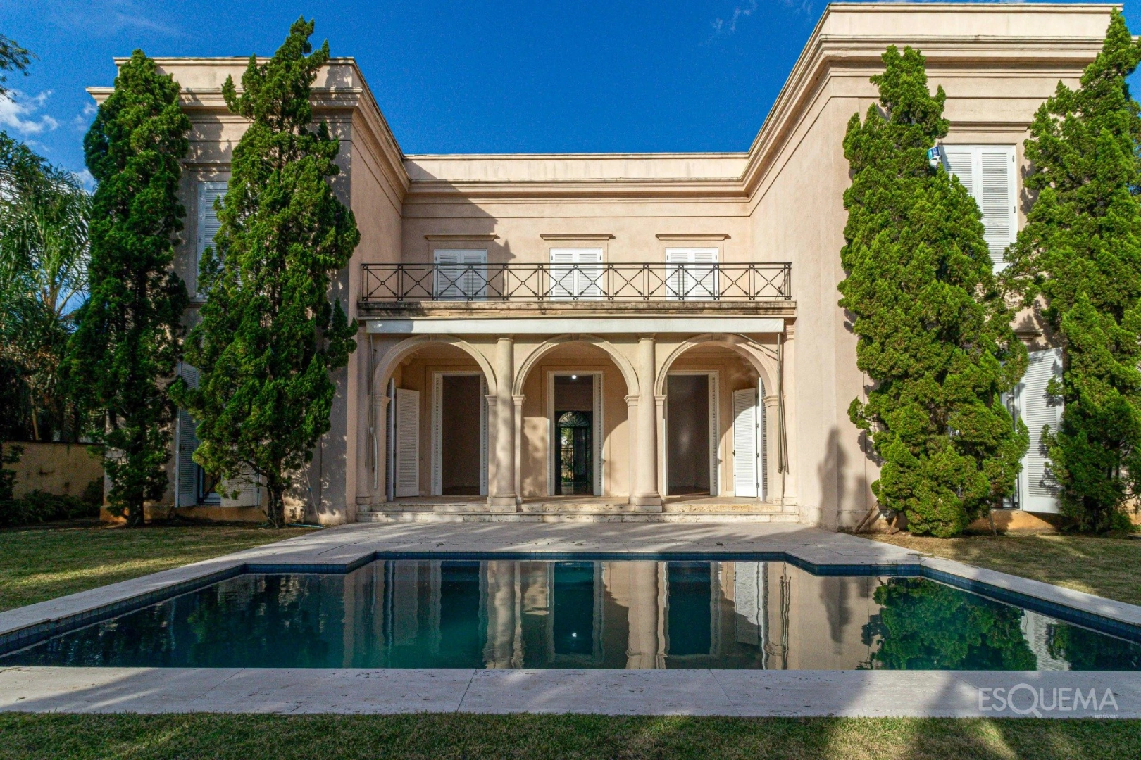 Casa com piscina em rua fechada - Imagem 1