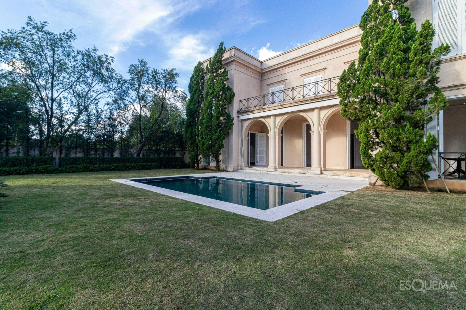 Casa com piscina em rua fechada - Imagem 2