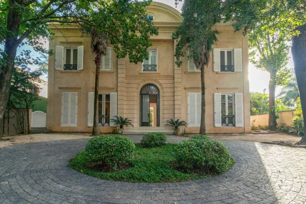 Casa com piscina em rua fechada