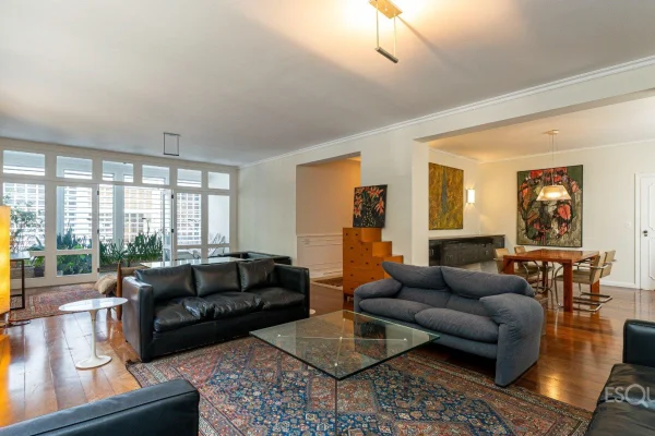 Apartamento reformado com vista permanente para a Praça Buenos Aires