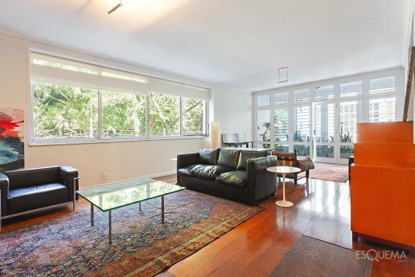 Apartamento reformado com vista permanente para a Praça Buenos Aires