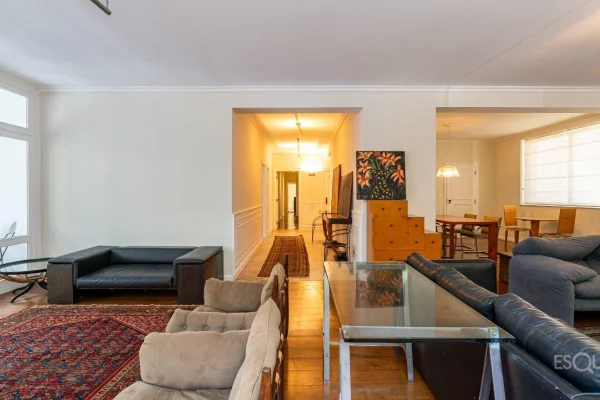 Apartamento reformado com vista permanente para a Praça Buenos Aires