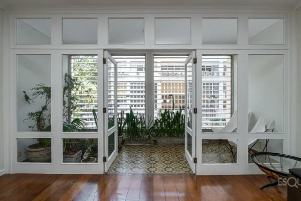 Apartamento reformado com vista permanente para a Praça Buenos Aires