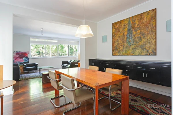 Apartamento reformado com vista permanente para a Praça Buenos Aires