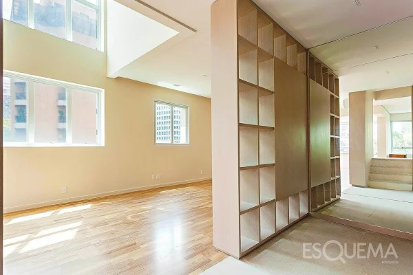 Apartamento duplex, bem localizado, próximo ao Shopping Iguatemi