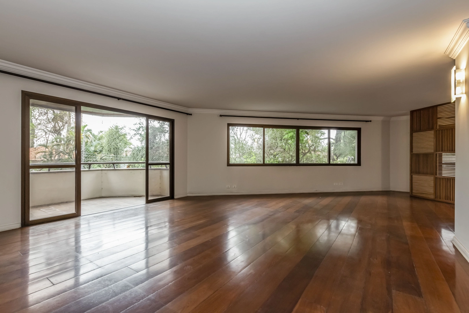Apartamento amplo em rua arborizada - Imagem 1