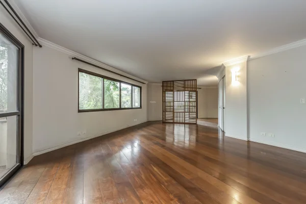 Apartamento amplo em rua arborizada