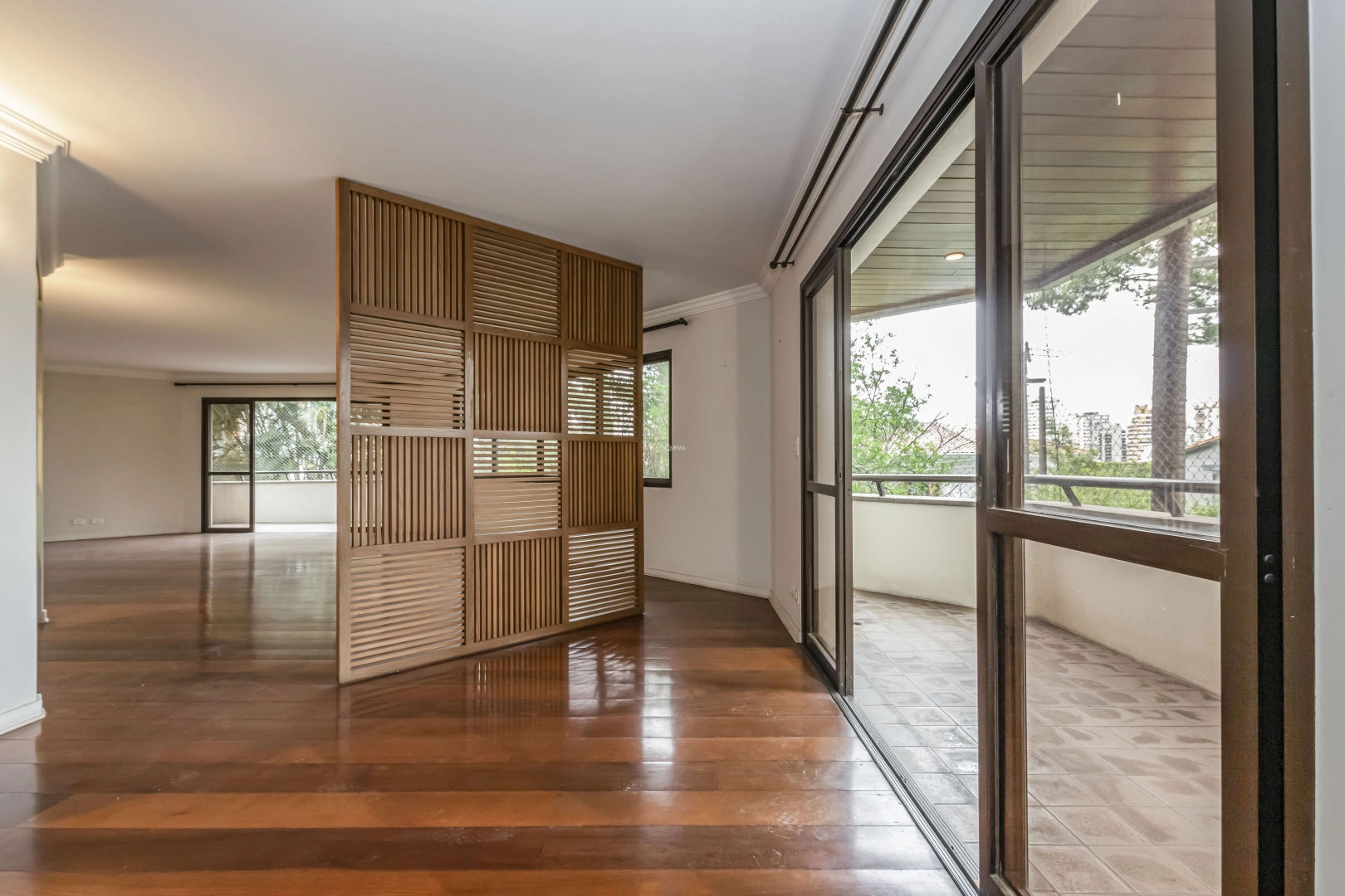 Apartamento amplo em rua arborizada - Imagem 3
