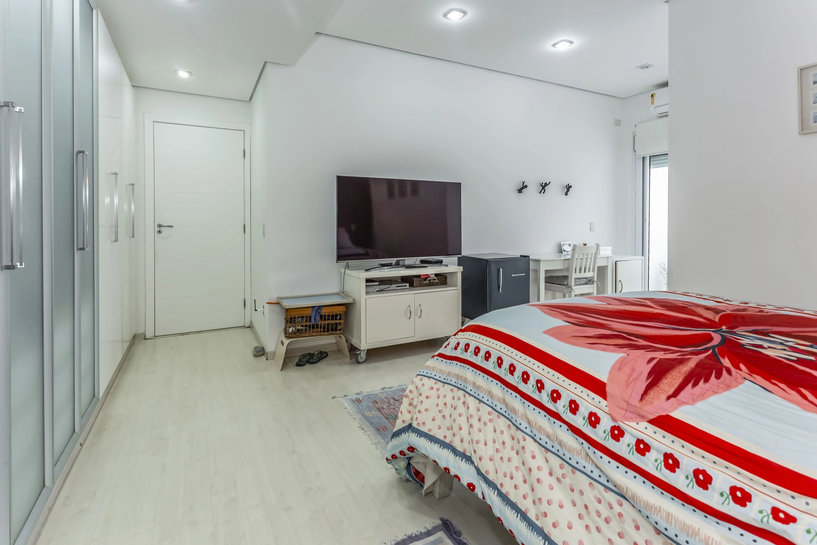 Casa reformada em rua arborizada - Imagem 10