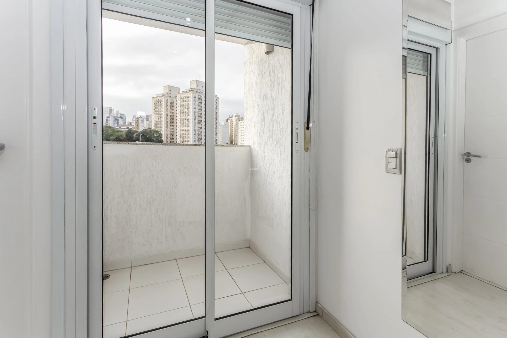Casa reformada em rua arborizada - Imagem 14