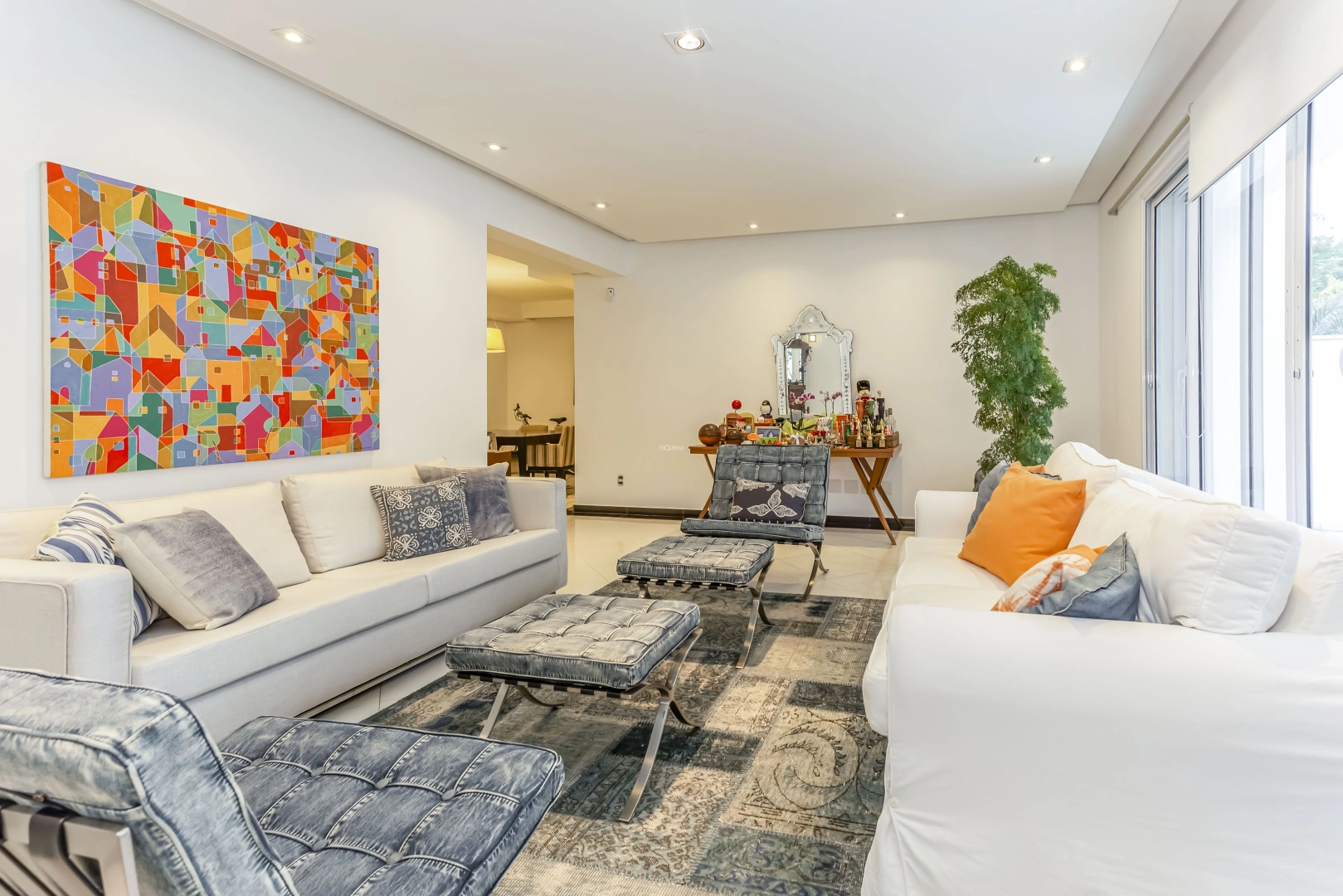 Casa reformada em rua arborizada - Imagem 1