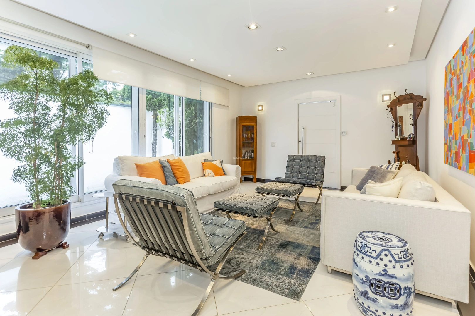 Casa reformada em rua arborizada - Imagem 2