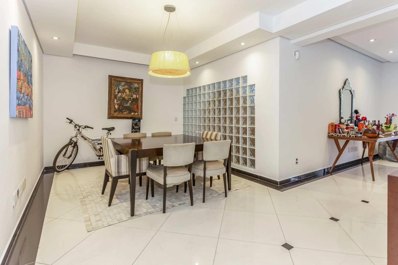 Casa reformada em rua arborizada - Imagem 5